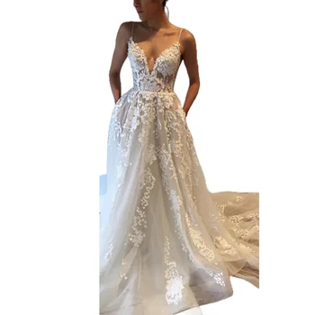 Элегантное свадебное платье с V-образным вырезом и цветочным кружевом, тонкими бретелями и удлиненным шлейфом из тюля для неподвластной времени свадебной элегантности